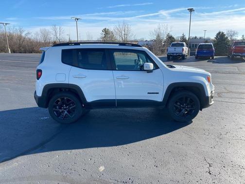 Photo 4 of 4 of 2017 Jeep Renegade Altitude