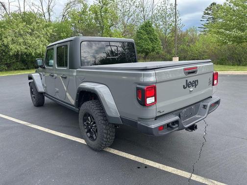 Sting-Gray Clearcoat 2022 Jeep Gladiator Willys 4x4