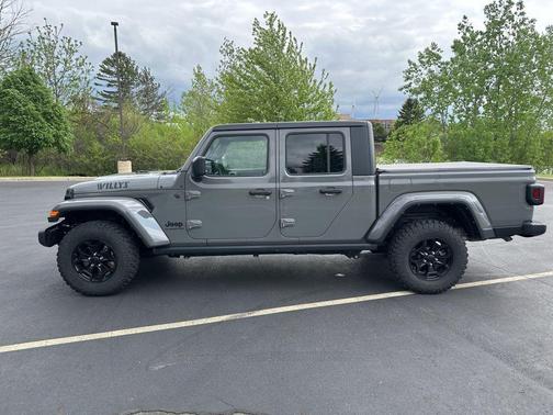 Sting-Gray Clearcoat 2022 Jeep Gladiator Willys 4x4
