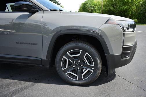 Sting-Gray Clearcoat 2026 Jeep Cherokee Laredo 4x4