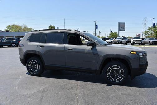 Sting-Gray Clearcoat 2026 Jeep Cherokee Laredo 4x4