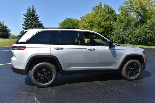 Silver Zynith 2026 Jeep Grand Cherokee Altitude