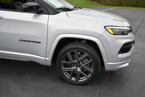 Silver Zynith Metallic Clearcoat 2025 Jeep Compass Limited