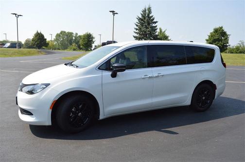 2025 Chrysler Voyager LX