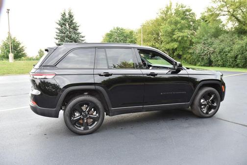 Diamond Black Crystal Pearlcoat 2025 Jeep Grand Cherokee Limited
