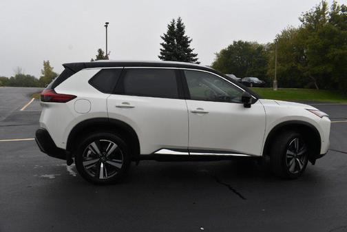 Pearl White Tricoat/Super Black 2023 Nissan Rogue SL