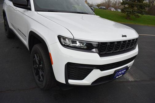 Bright White Clearcoat 2026 Jeep Grand Cherokee L Altitude