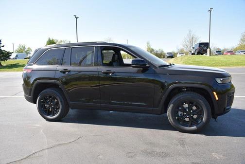Diamond Black Crystal Pearlcoat 2026 Jeep Grand Cherokee Altitude