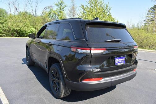 Diamond Black Crystal Pearlcoat 2026 Jeep Grand Cherokee Altitude