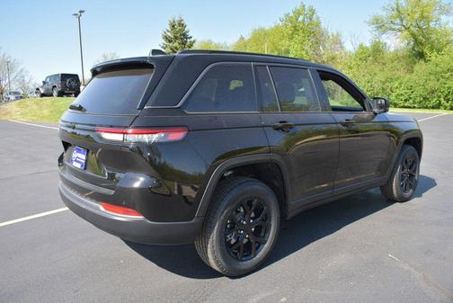 Diamond Black Crystal Pearlcoat 2026 Jeep Grand Cherokee Altitude
