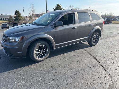 Granite Pearlcoat 2018 Dodge Journey SE