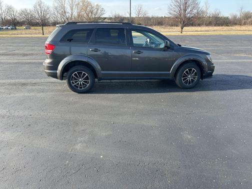 Granite Pearlcoat 2018 Dodge Journey SE