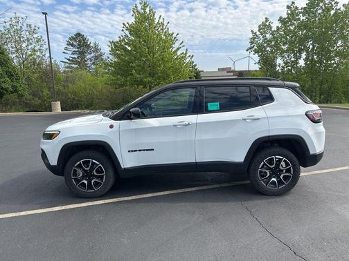Bright White Clearcoat 2024 Jeep Compass Trailhawk