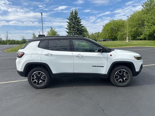 Bright White Clearcoat 2024 Jeep Compass Trailhawk