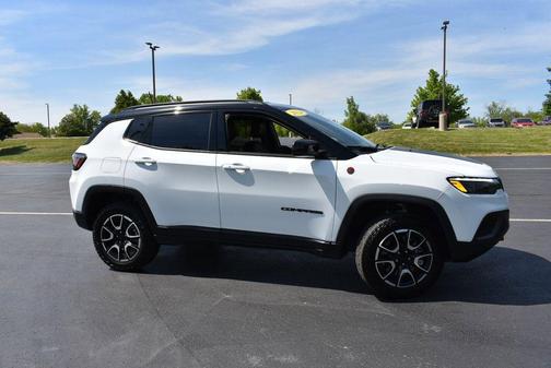 Bright White Clearcoat 2024 Jeep Compass Trailhawk
