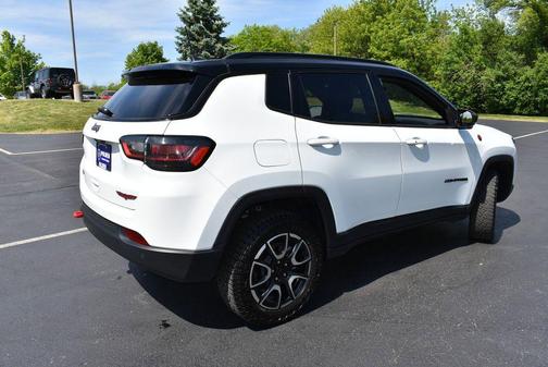 Bright White Clearcoat 2024 Jeep Compass Trailhawk