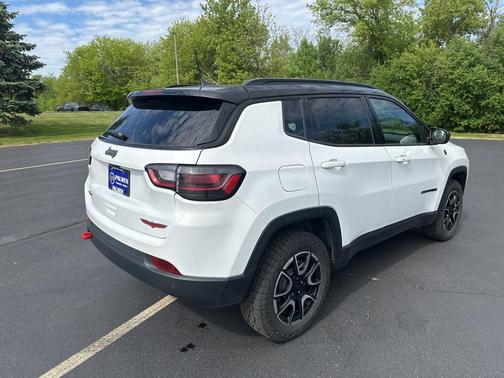 Bright White Clearcoat 2024 Jeep Compass Trailhawk