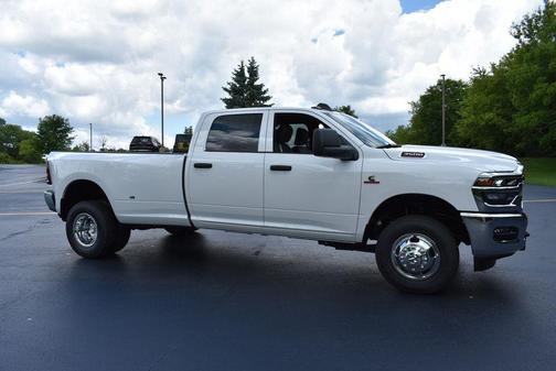 Bright White Clearcoat 2026 RAM 3500 Tradesman Crew Cab 4x4 8' Box