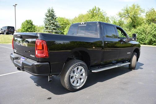 Diamond Black Crystal Pearlcoat 2026 RAM 2500 Laramie Crew Cab 4x4 6'4' Box