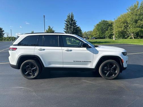 Bright White Clearcoat 2023 Jeep Grand Cherokee Limited