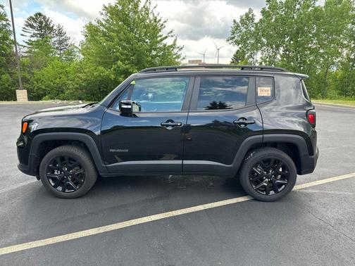 Black Clearcoat 2022 Jeep Renegade Altitude