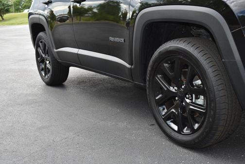 Black Clearcoat 2022 Jeep Renegade Altitude