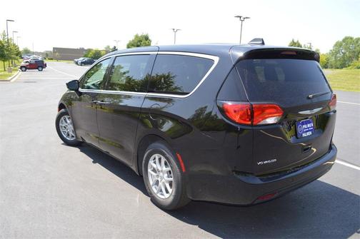 2025 Chrysler Voyager LX
