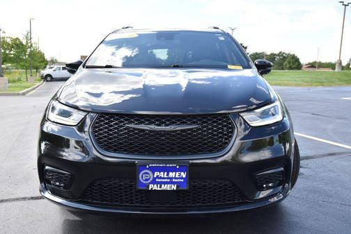 Brilliant Black Crystal Pearlcoat 2021 Chrysler Pacifica Touring L