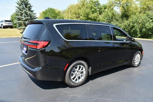 Diamond Black Crystal Pearlcoat 2027 Chrysler Pacifica L