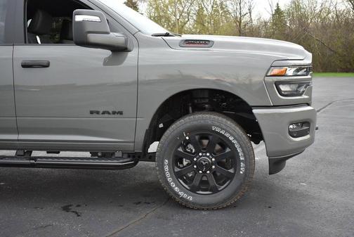 Ceramic Gray Clearcoat 2026 RAM 2500 Big Horn Crew Cab 4x4 6'4' Box