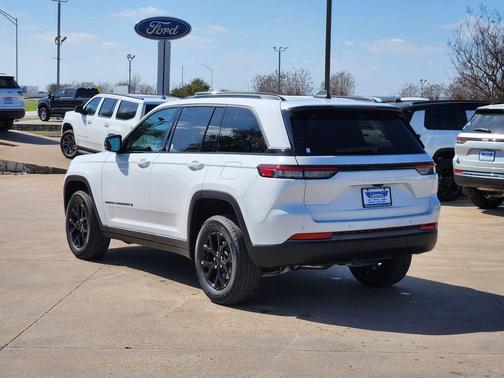 2026 Jeep Grand Cherokee Laredo