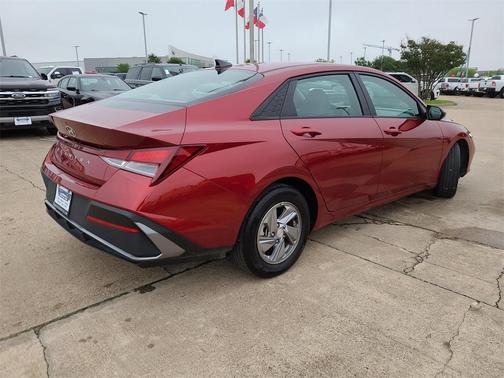 2024 Hyundai ELANTRA SE