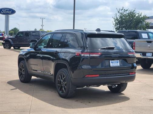 2025 Jeep Grand Cherokee Laredo