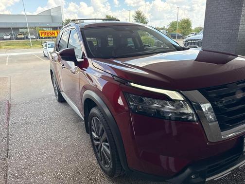 2022 Nissan Pathfinder SL