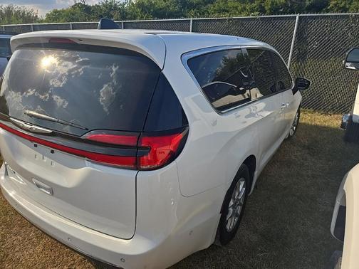 2023 Chrysler Pacifica Touring-L