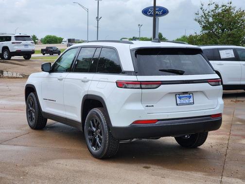 Bright White Clearcoat 2026 Jeep Grand Cherokee Laredo