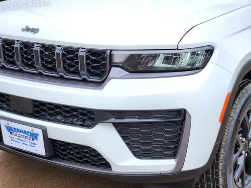 Bright White Clearcoat 2026 Jeep Grand Cherokee Laredo
