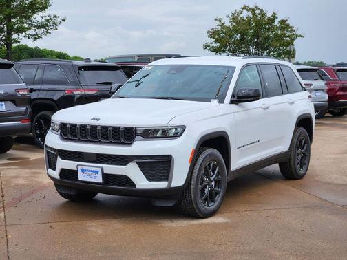 Bright White Clearcoat 2026 Jeep Grand Cherokee Laredo