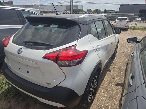 Aspen White / Super Black 2019 Nissan Kicks SR