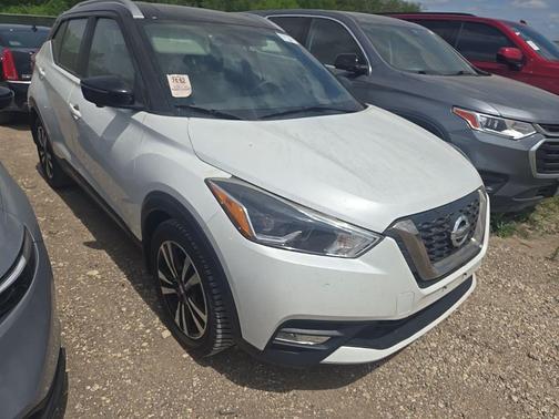 Aspen White / Super Black 2019 Nissan Kicks SR