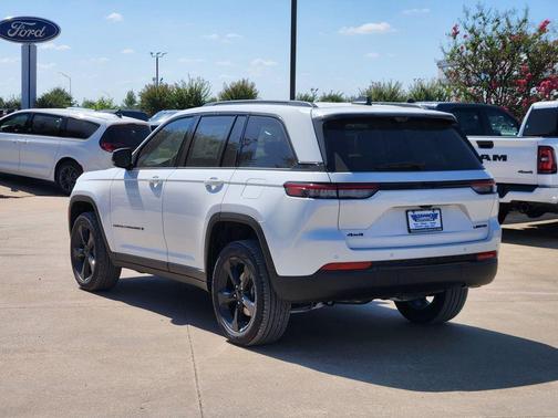 Bright White Clearcoat 2025 Jeep Grand Cherokee Limited