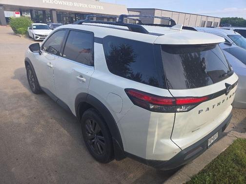 White 2022 Nissan Pathfinder SV