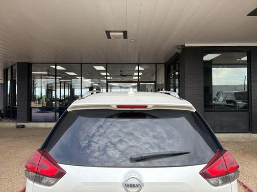White 2018 Nissan Rogue SV
