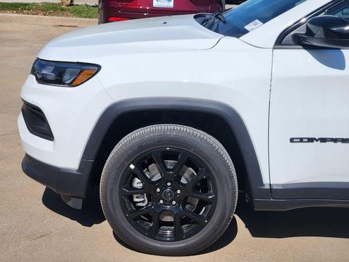 Bright White Clearcoat 2026 Jeep Compass Latitude