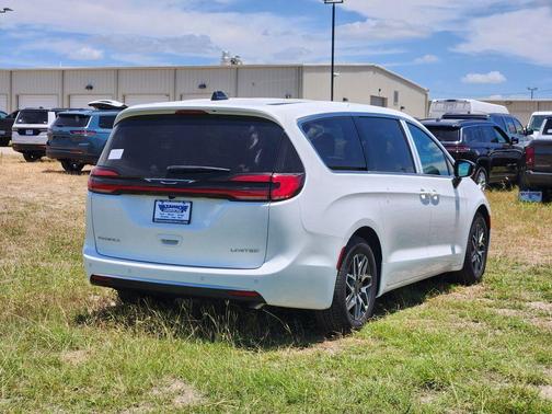 PW7 2027 Chrysler Pacifica LIMITED