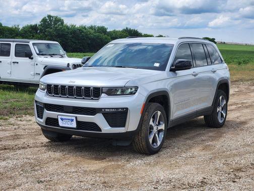 Silver Zynith 2026 Jeep Grand Cherokee Limited