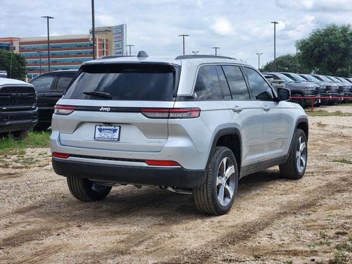 Silver Zynith 2026 Jeep Grand Cherokee Limited