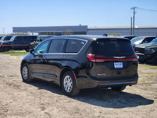 Diamond Black 2026 Chrysler Pacifica Select