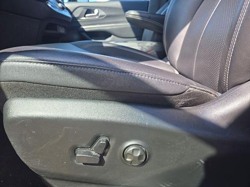 Bright White Clearcoat 2025 Chrysler Pacifica Select