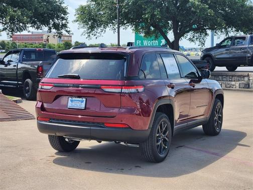 2025 Jeep Grand Cherokee Laredo